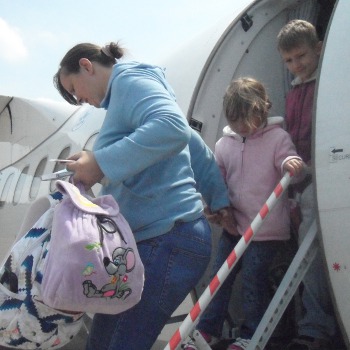 Юля, Ульяна и Арсений выходят из ATR-42.