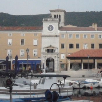 Часы на городской площади в центре города Црес.