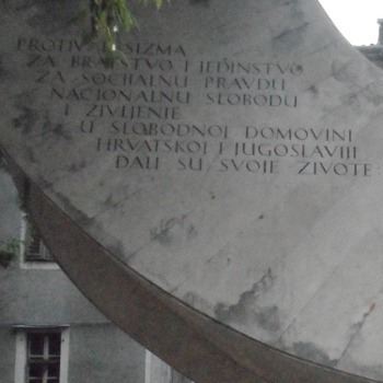 Travnja Šetalište 20. Памятник погибшим за свободу Хорватии и Югославии.