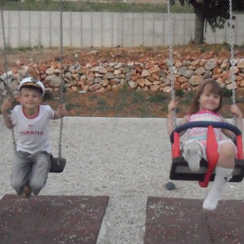 Русские дети на качелях в городе Црес.