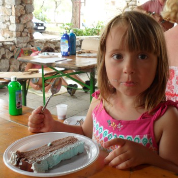 Ульяна ест торт в кэмпинге.