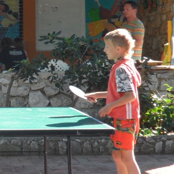 Майа и Арсений играют в настольный теннис.