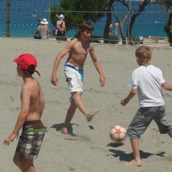 футбол на песке.
